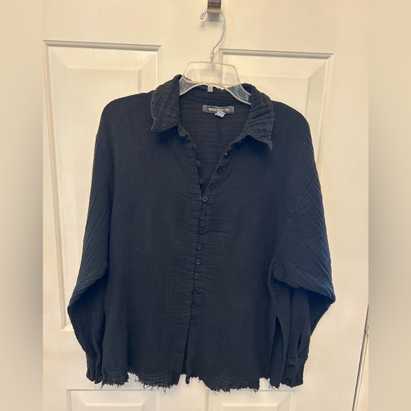 Urban Outfitters Addison Button-Front Blouse. Black size S. Raw hem, side vent. - Picture 5 of 16